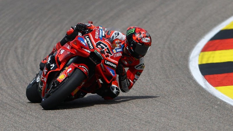 Marc Marquez merayakan kemenangan di MotoGP Jerman dengan selebrasi pacu jalur yang diviralkan oleh anak asal Indonesia, Rayyan Arkhan Dika. (Instagram/marcmarquez93)