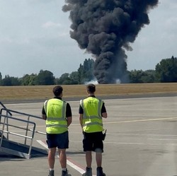Terekam Terbakar, Pesawat Jatuh di Bandara London