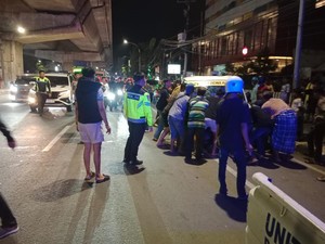 Pikap Angkut Pepaya Terbalik di Jalan AP Pettarani Makassar gegara Pecah Ban