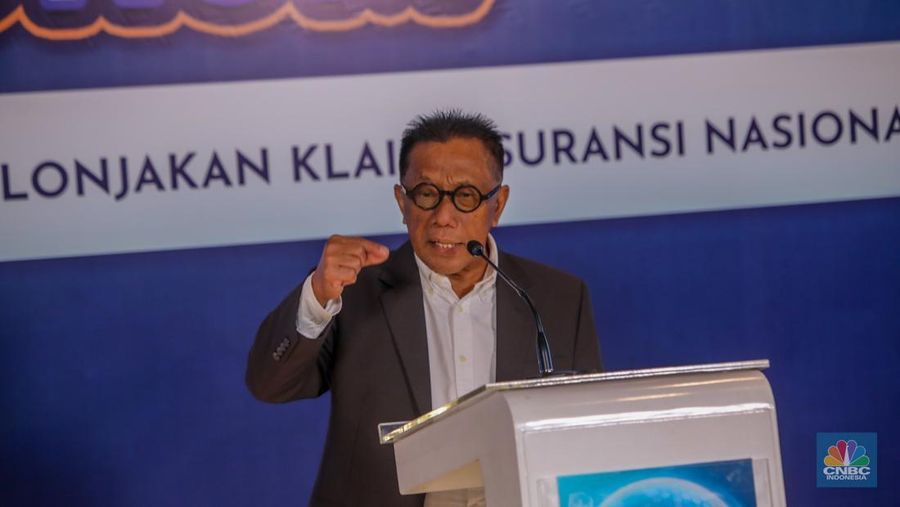 Kepala Eksekutif Pengawas Industri Keuangan Non-Bank OJK Periode 2012-2017, Firdaus Djaelani menyampaikan paparan dalam acara Insurance Forum 2025 di Jakarta, Senin (14/7/2025). (CNBC Indonesia/Faisal Rahman)