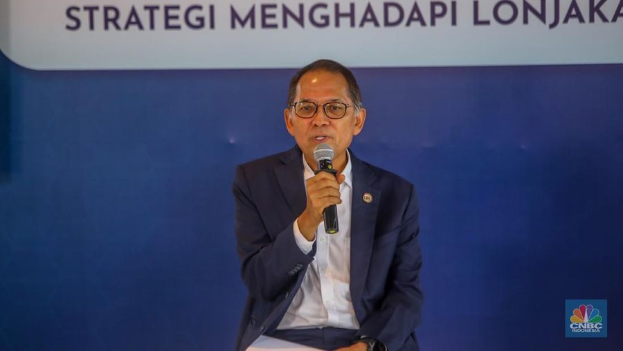 Kepala Eksekutif Pengawas Perasuransian, Penjaminan, dan Dana Pensiun Merangkap Anggota Dewan Komisioner Otoritas Jasa Keuangan (OJK), Ogi Prastomiyono menyampaikan paparan dalam acara Insurance Forum 2025 di Jakarta, Senin (14/7/2025). (CNBC Indonesia/Faisal Rahman)