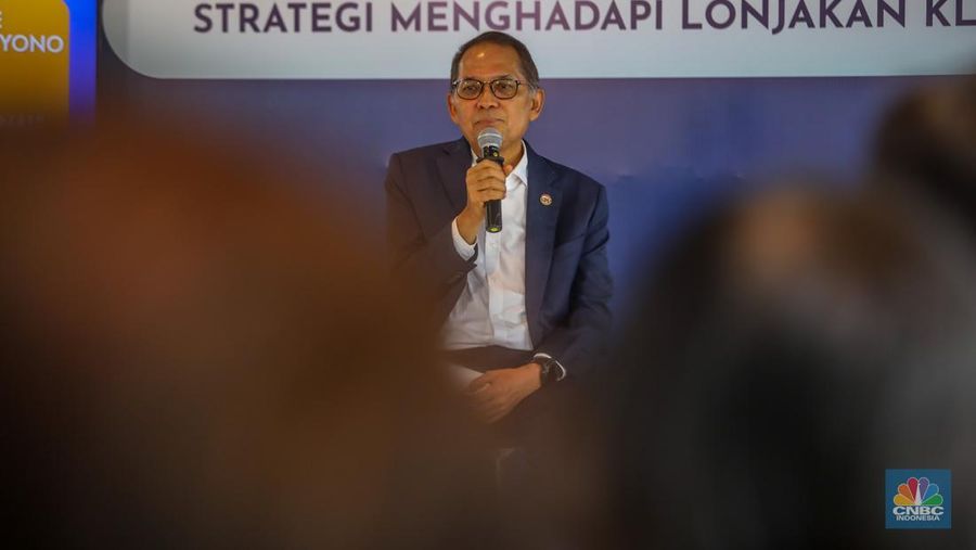 Kepala Eksekutif Pengawas Perasuransian, Penjaminan, dan Dana Pensiun Merangkap Anggota Dewan Komisioner Otoritas Jasa Keuangan (OJK), Ogi Prastomiyono menyampaikan paparan dalam acara Insurance Forum 2025 di Jakarta, Senin (14/7/2025). (CNBC Indonesia/Faisal Rahman)