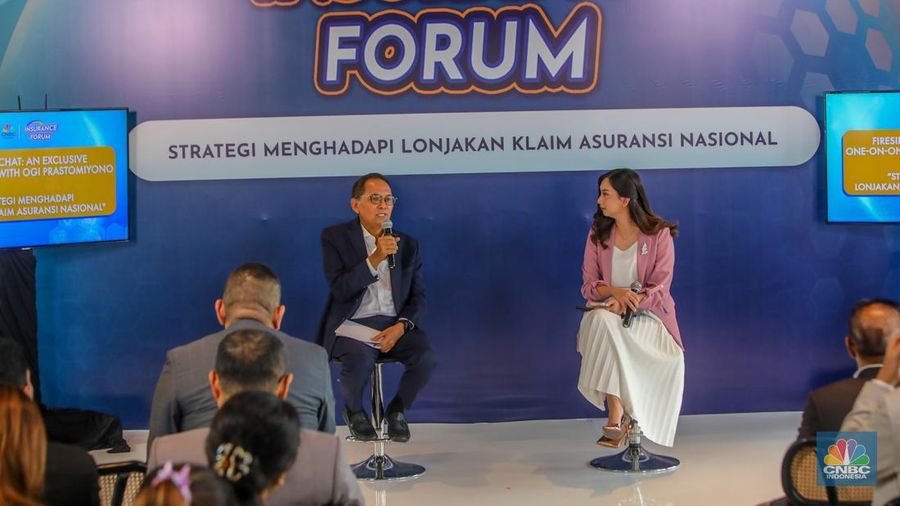 Kepala Eksekutif Pengawas Perasuransian, Penjaminan, dan Dana Pensiun Merangkap Anggota Dewan Komisioner Otoritas Jasa Keuangan (OJK), Ogi Prastomiyono menyampaikan paparan dalam acara Insurance Forum 2025 di Jakarta, Senin (14/7/2025). (CNBC Indonesia/Faisal Rahman)