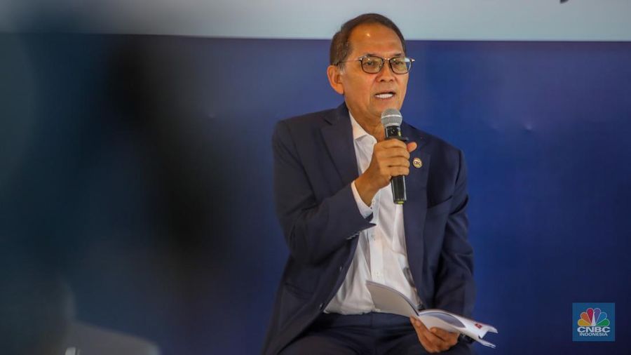 Kepala Eksekutif Pengawas Perasuransian, Penjaminan, dan Dana Pensiun Merangkap Anggota Dewan Komisioner Otoritas Jasa Keuangan (OJK), Ogi Prastomiyono menyampaikan paparan dalam acara Insurance Forum 2025 di Jakarta, Senin (14/7/2025). (CNBC Indonesia/Faisal Rahman)
