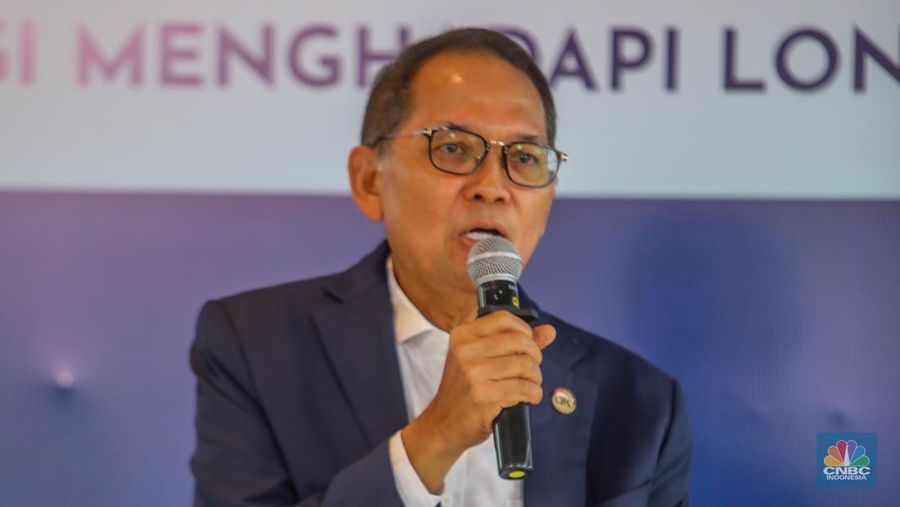Kepala Eksekutif Pengawas Perasuransian, Penjaminan, dan Dana Pensiun Merangkap Anggota Dewan Komisioner Otoritas Jasa Keuangan (OJK), Ogi Prastomiyono menyampaikan paparan dalam acara Insurance Forum 2025 di Jakarta, Senin (14/7/2025). (CNBC Indonesia/Faisal Rahman)