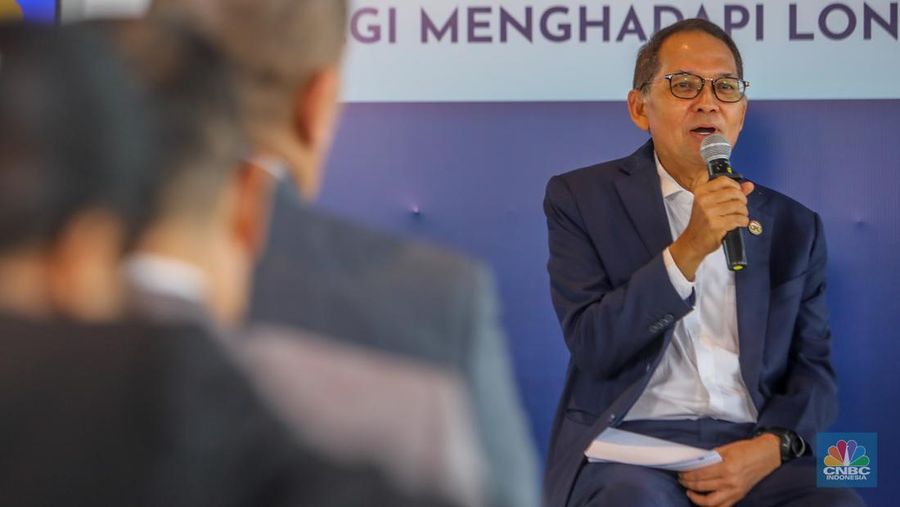 Kepala Eksekutif Pengawas Perasuransian, Penjaminan, dan Dana Pensiun Merangkap Anggota Dewan Komisioner Otoritas Jasa Keuangan (OJK), Ogi Prastomiyono menyampaikan paparan dalam acara Insurance Forum 2025 di Jakarta, Senin (14/7/2025). (CNBC Indonesia/Faisal Rahman)