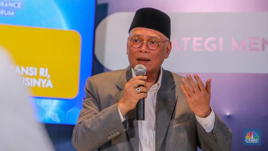 Ketua Umum Asosiasi Asuransi Umum Indonesia (AAUI), Budi Herawan menyampaikan paparan dalam acara Insurance Forum 2025 di Jakarta, Senin (14/7/2025). (CNBC Indonesia/Faisal Rahman)