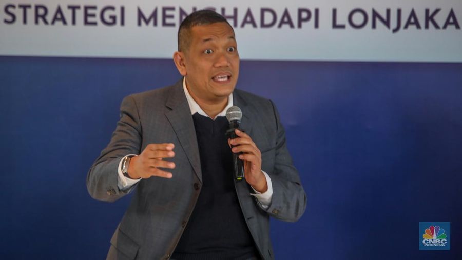 Ketua Umum Dewan Asuransi Indonesia (DAI), Yulius Bhayangkara menyampaikan paparan dalam acara Insurance Forum 2025 di Jakarta, Senin (14/7/2025). (CNBC Indonesia/Faisal Rahman)