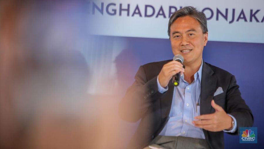 Komisaris Utama Indonesia Financial Group (IFG), Fauzi Ichsan menyampaikan paparan dalam acara Insurance Forum 2025 di Jakarta, Senin (14/7/2025). (CNBC Indonesia/Faisal Rahman)