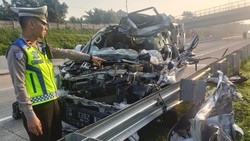 Penampakan Remuknya Pajero yang Alami Kecelakaan Maut di Tol Batang-Semarang