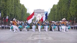 Kontingen RI Buka Parade Bastille Day Paris, Bawakan Lagu Maju Tak Gentar