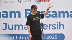 Menag Lepas Para Marbot Masjid Istiqlal yang Diumrahkan Le Minerale