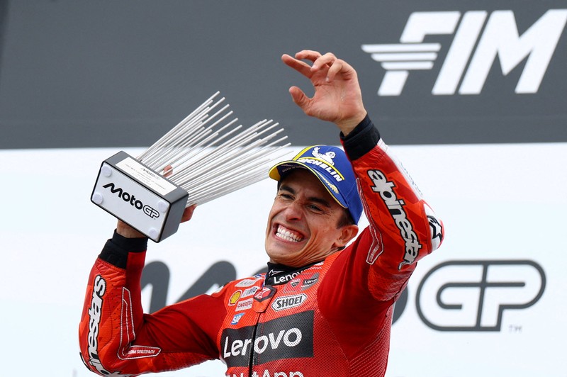 Marc Marquez merayakan kemenangan di MotoGP Jerman dengan selebrasi pacu jalur yang diviralkan oleh anak asal Indonesia, Rayyan Arkhan Dika. (Instagram/marcmarquez93)