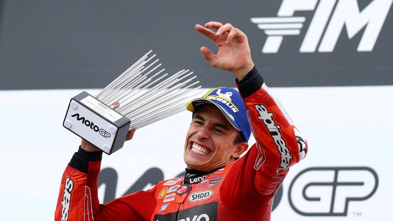 Marc Marquez merayakan kemenangan di MotoGP Jerman dengan selebrasi pacu jalur yang diviralkan oleh anak asal Indonesia, Rayyan Arkhan Dika. (Instagram/marcmarquez93)