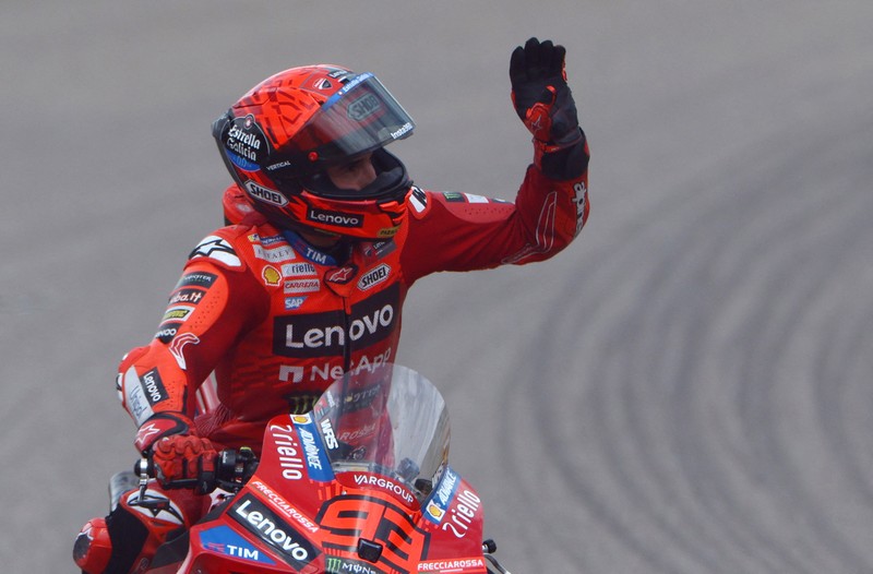 Marc Marquez merayakan kemenangan di MotoGP Jerman dengan selebrasi pacu jalur yang diviralkan oleh anak asal Indonesia, Rayyan Arkhan Dika. (Instagram/marcmarquez93)