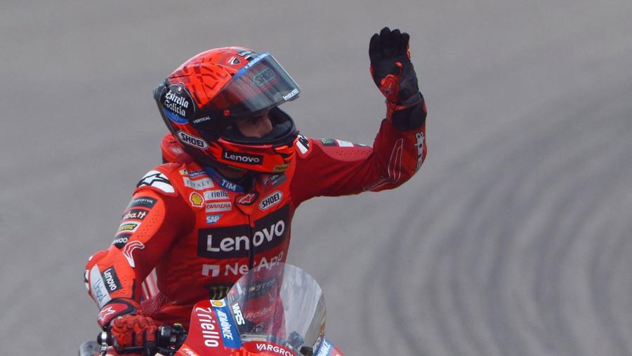Marc Marquez merayakan kemenangan di MotoGP Jerman dengan selebrasi pacu jalur yang diviralkan oleh anak asal Indonesia, Rayyan Arkhan Dika. (Instagram/marcmarquez93)