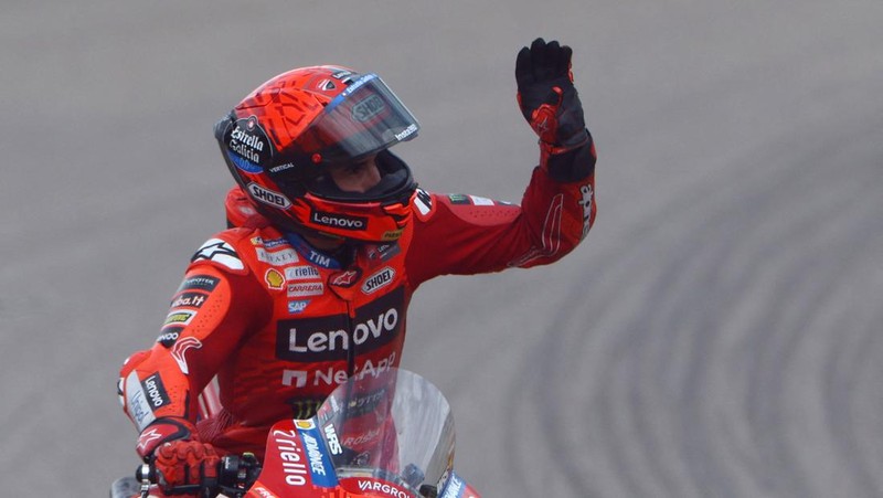 Marc Marquez merayakan kemenangan di MotoGP Jerman dengan selebrasi pacu jalur yang diviralkan oleh anak asal Indonesia, Rayyan Arkhan Dika. (Instagram/marcmarquez93)
