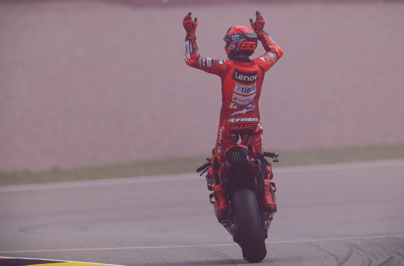 Marc Marquez merayakan kemenangan di MotoGP Jerman dengan selebrasi pacu jalur yang diviralkan oleh anak asal Indonesia, Rayyan Arkhan Dika. Marc Marquez merayakan kemenangan di MotoGP Jerman dengan selebrasi pacu jalur yang diviralkan oleh anak asal Indonesia, Rayyan Arkhan Dika. (Instagram/marcmarquez93)