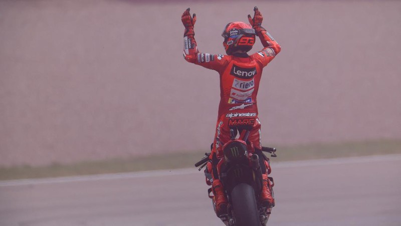 Marc Marquez merayakan kemenangan di MotoGP Jerman dengan selebrasi pacu jalur yang diviralkan oleh anak asal Indonesia, Rayyan Arkhan Dika. (Instagram/marcmarquez93)