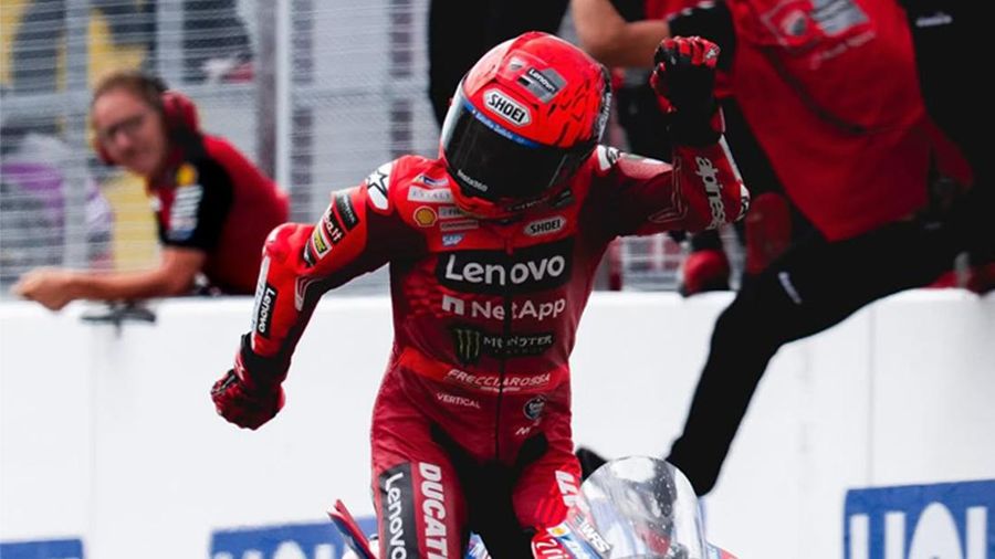 Marc Marquez merayakan kemenangan di MotoGP Jerman dengan selebrasi pacu jalur yang diviralkan oleh anak asal Indonesia, Rayyan Arkhan Dika. (Instagram/marcmarquez93)