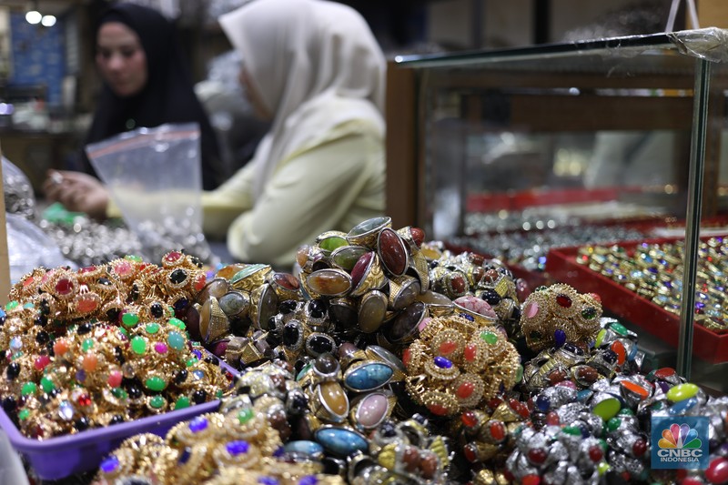 Pedagang memasarkan batu cicin secara daring di Pasar Rawa Bening, Jakarta, Senin (14/7/2025). (CNBC Indonesia/Tri Susilo) Pedagang memasarkan batu cicin secara daring di Pasar Rawa Bening, Jakarta, Senin (14/7/2025). (CNBC Indonesia/Tri Susilo)