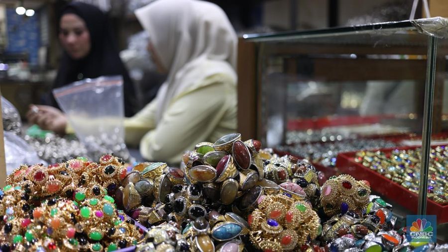 Pedagang memasarkan batu cicin secara daring di Pasar Rawa Bening, Jakarta, Senin (14/7/2025).  (CNBC Indonesia/Tri Susilo)