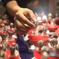 Pedagang memasarkan batu cicin secara daring di Pasar Rawa Bening, Jakarta, Senin (14/7/2025).  (CNBC Indonesia/Tri Susilo)