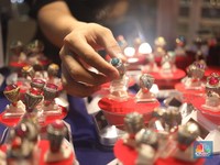Pedagang memasarkan batu cicin secara daring di Pasar Rawa Bening, Jakarta, Senin (14/7/2025).  (CNBC Indonesia/Tri Susilo)