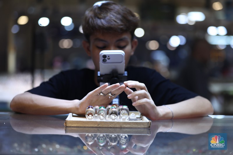 Pedagang memasarkan batu cicin secara daring di Pasar Rawa Bening, Jakarta, Senin (14/7/2025). (CNBC Indonesia/Tri Susilo) Pedagang memasarkan batu cicin secara daring di Pasar Rawa Bening, Jakarta, Senin (14/7/2025). (CNBC Indonesia/Tri Susilo)