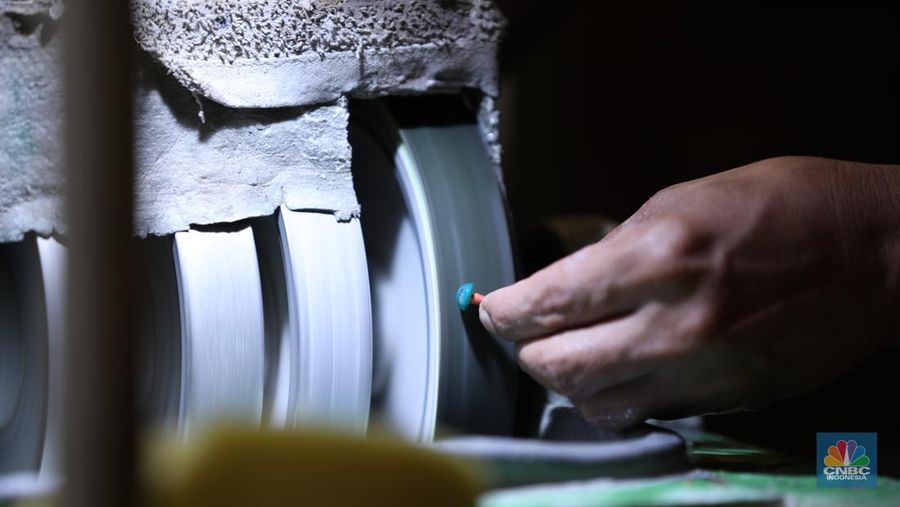 Pedagang memasarkan batu cicin secara daring di Pasar Rawa Bening, Jakarta, Senin (14/7/2025). (CNBC Indonesia/Tri Susilo) Pedagang memasarkan batu cicin secara daring di Pasar Rawa Bening, Jakarta, Senin (14/7/2025). (CNBC Indonesia/Tri Susilo)