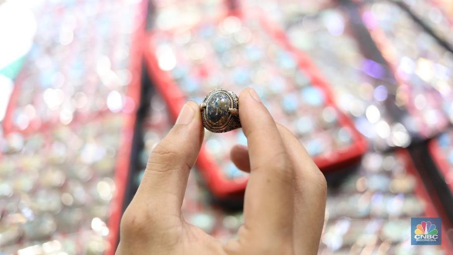 Pedagang memasarkan batu cicin secara daring di Pasar Rawa Bening, Jakarta, Senin (14/7/2025). (CNBC Indonesia/Tri Susilo) Pedagang memasarkan batu cicin secara daring di Pasar Rawa Bening, Jakarta, Senin (14/7/2025). (CNBC Indonesia/Tri Susilo)