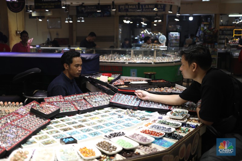 Pedagang memasarkan batu cicin secara daring di Pasar Rawa Bening, Jakarta, Senin (14/7/2025). (CNBC Indonesia/Tri Susilo) Pedagang memasarkan batu cicin secara daring di Pasar Rawa Bening, Jakarta, Senin (14/7/2025). (CNBC Indonesia/Tri Susilo)