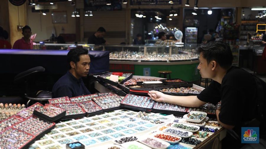 Pedagang memasarkan batu cicin secara daring di Pasar Rawa Bening, Jakarta, Senin (14/7/2025). (CNBC Indonesia/Tri Susilo) Pedagang memasarkan batu cicin secara daring di Pasar Rawa Bening, Jakarta, Senin (14/7/2025). (CNBC Indonesia/Tri Susilo)
