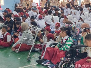 Bahagia tapi Deg-degan Ayah Antar ABK Sekolah di SLBN A Cimahi