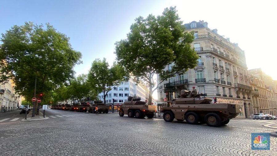 Presiden Prancis Emmanuel Macron berjabat tangan dengan Presiden Indonesia Prabowo Subianto dalam parade militer tahunan Hari Bastille di Place de la Concorde, Paris, Prancis, 14 Juli 2025. REUTERS/Abdul Saboor