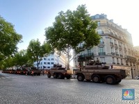 Potret Paris Tiba-Tiba 'Dikepung' Militer, Jet Tempur Penuhi Langit