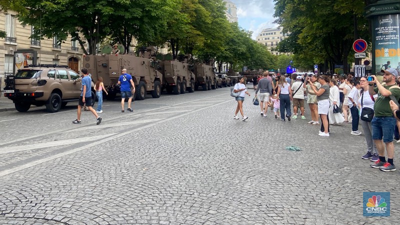 Pemandangan kota Paris, Prancis, tak biasa Senin (14/7/2025). Negara Ini tiba-tiba dipenuhi militer yang berjaga-jaga di beberapa jalan utama kota. (CNBC Indonesia/Sefti Oktarianisa) Pemandangan kota Paris, Prancis, tak biasa Senin (14/7/2025). Negara Ini tiba-tiba dipenuhi militer yang berjaga-jaga di beberapa jalan utama kota. (CNBC Indonesia/Sefti Oktarianisa)