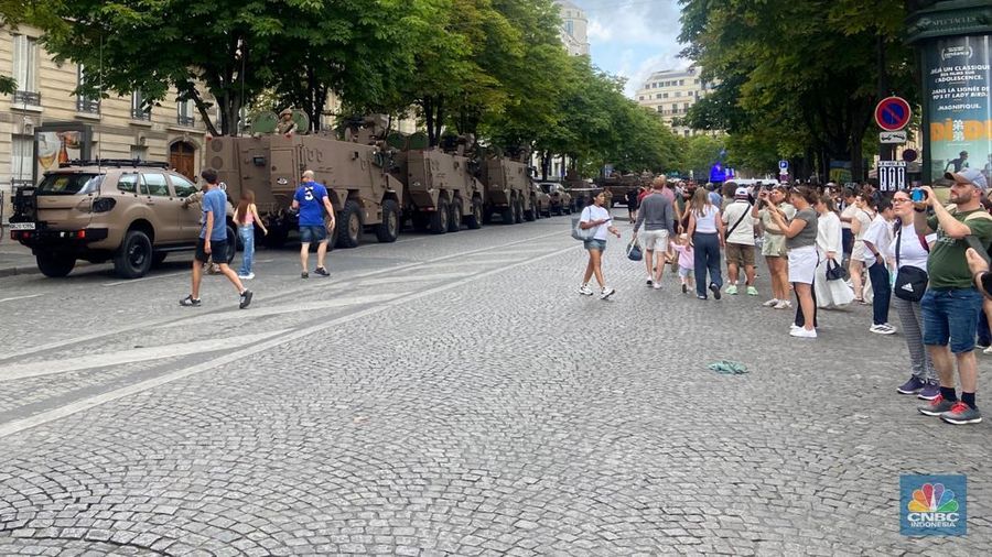 Pemandangan kota Paris, Prancis, tak biasa Senin (14/7/2025). Negara Ini tiba-tiba dipenuhi militer yang berjaga-jaga di beberapa jalan utama kota. (CNBC Indonesia/Sefti Oktarianisa)