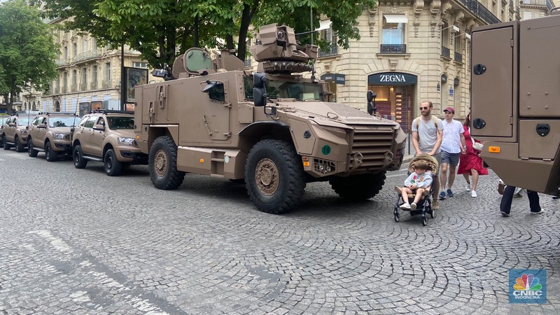 Pemandangan kota Paris, Prancis, tak biasa Senin (14/7/2025). Negara Ini tiba-tiba dipenuhi militer yang berjaga-jaga di beberapa jalan utama kota. (CNBC Indonesia/Sefti Oktarianisa) Pemandangan kota Paris, Prancis, tak biasa Senin (14/7/2025). Negara Ini tiba-tiba dipenuhi militer yang berjaga-jaga di beberapa jalan utama kota. (CNBC Indonesia/Sefti Oktarianisa)