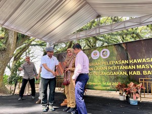 Menhut Serahkan SK Pelepasan Kawasan Hutan 152 Hektare di Banyuwangi