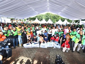 Pertamina Bagikan 1.000 Seragam Sekolah & Alat Tulis untuk Anak Ojol
