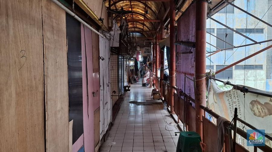 Potret Pasar Minggu di Jakarta Selatan sepi, banyak kios tutup. (CNBC Indonesia/ Chandra Dwi Pranata)