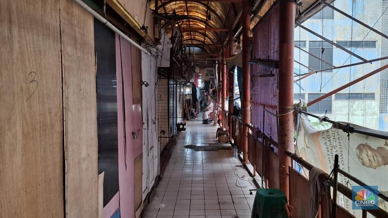 Potret Pasar Minggu di Jakarta Selatan sepi, banyak kios tutup. (CNBC Indonesia/ Chandra Dwi Pranata)
