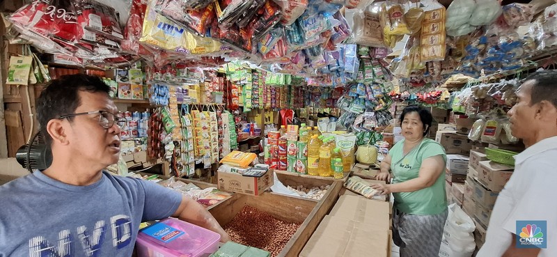 Potret Pasar Minggu di Jakarta Selatan sepi, banyak kios tutup. (CNBC Indonesia/ Chandra Dwi Pranata) Potret Pasar Minggu di Jakarta Selatan sepi, banyak kios tutup. (CNBC Indonesia/ Chandra Dwi Pranata)