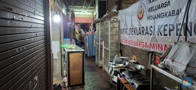 Potret Pasar Minggu di Jakarta Selatan sepi, banyak kios tutup. (CNBC Indonesia/ Chandra Dwi Pranata) Potret Pasar Minggu di Jakarta Selatan sepi, banyak kios tutup. (CNBC Indonesia/ Chandra Dwi Pranata)