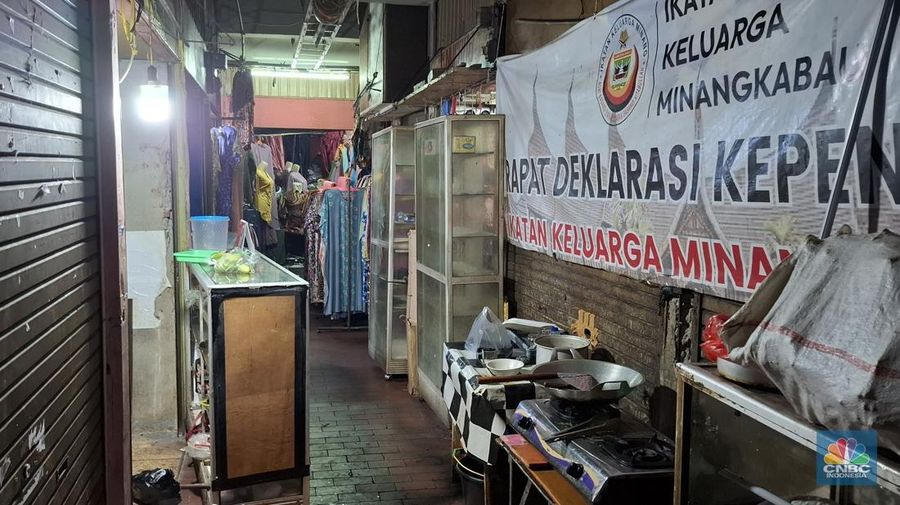 Potret Pasar Minggu di Jakarta Selatan sepi, banyak kios tutup. (CNBC Indonesia/ Chandra Dwi Pranata)