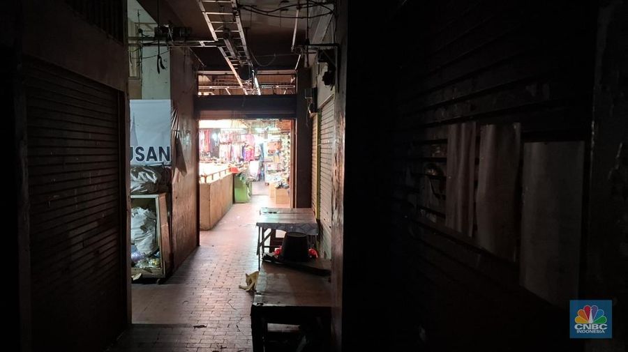 Potret Pasar Minggu di Jakarta Selatan sepi, banyak kios tutup. (CNBC Indonesia/ Chandra Dwi Pranata)
