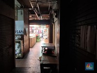 Pasar Minggu Sunyi Sepi-Pembeli Satu per Satu Hilang, Pedagang Teriak