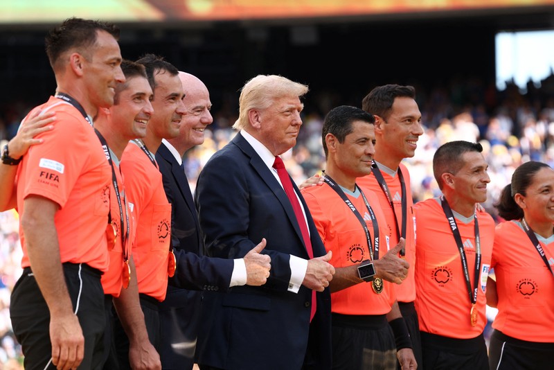 Presiden AS Donald Trump, ibu negara Melania Trump dan presiden FIFA Gianni Infantino menghadiri final Piala Dunia Antarklub FIFA di Stadion MetLife di East Rutherford, New Jersey, AS, 13 Juli 2025. (REUTERS/Kevin Lamarque)