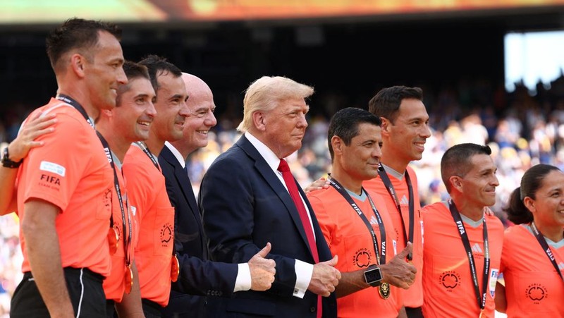 Presiden AS Donald Trump, ibu negara Melania Trump dan presiden FIFA Gianni Infantino menghadiri final Piala Dunia Antarklub FIFA di Stadion MetLife di East Rutherford, New Jersey, AS, 13 Juli 2025. (REUTERS/Kevin Lamarque)